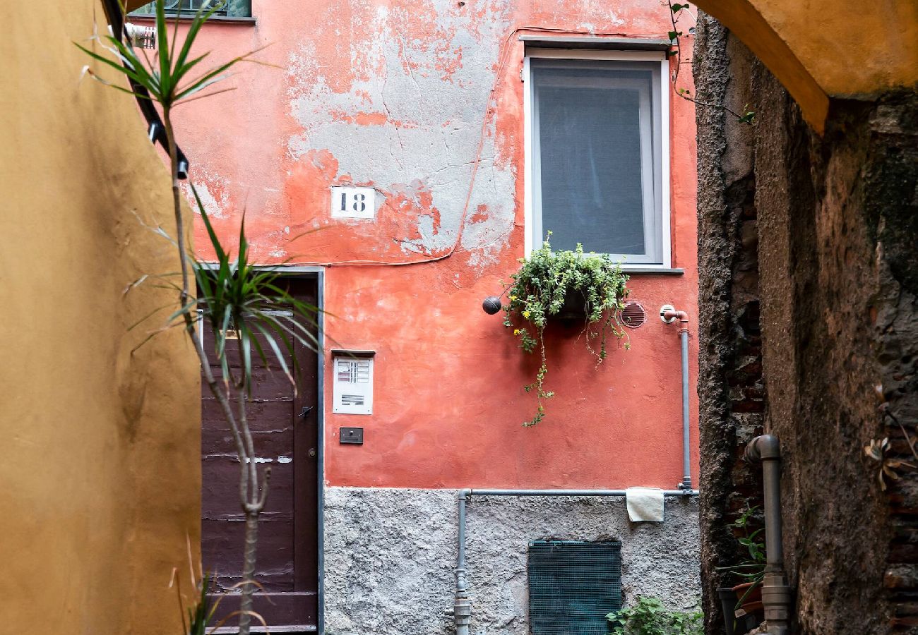 Apartment in Genoa - Casa del Borgo - Salita Famagosta 9