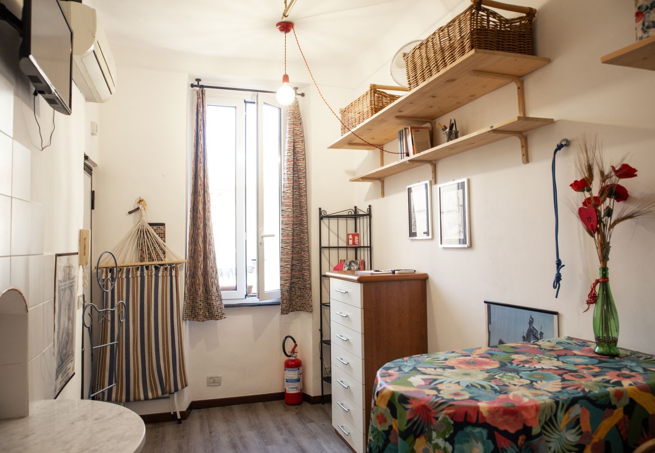 Apartment in Genoa - Brightly Window - Vico degli Angeli 13