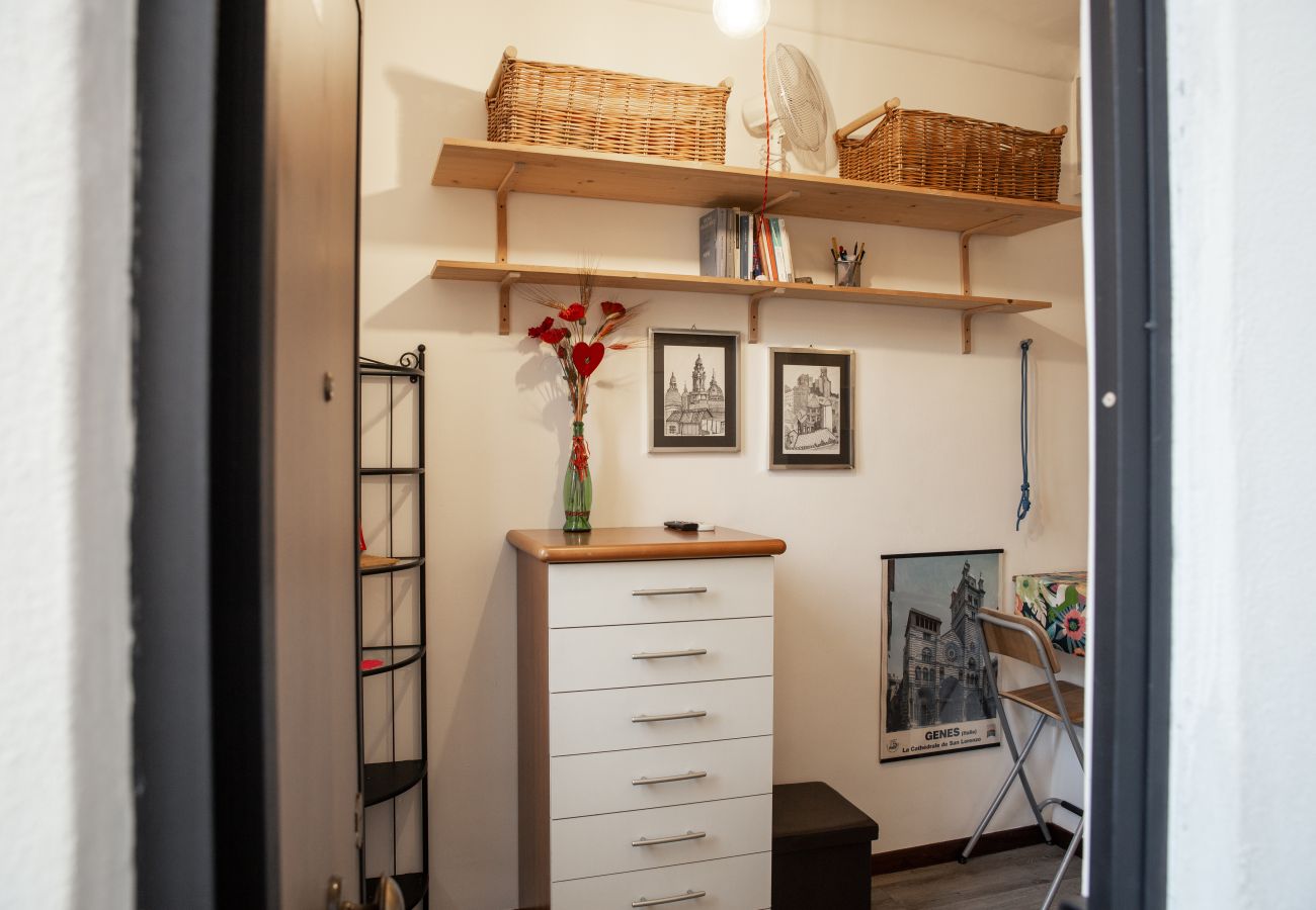 Apartment in Genoa - Brightly Window - Vico degli Angeli 13