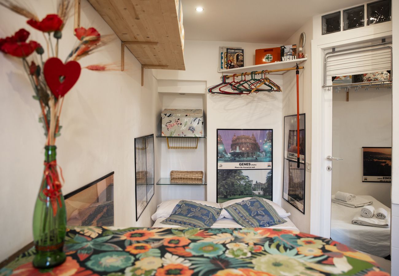Apartment in Genoa - Brightly Window - Vico degli Angeli 13