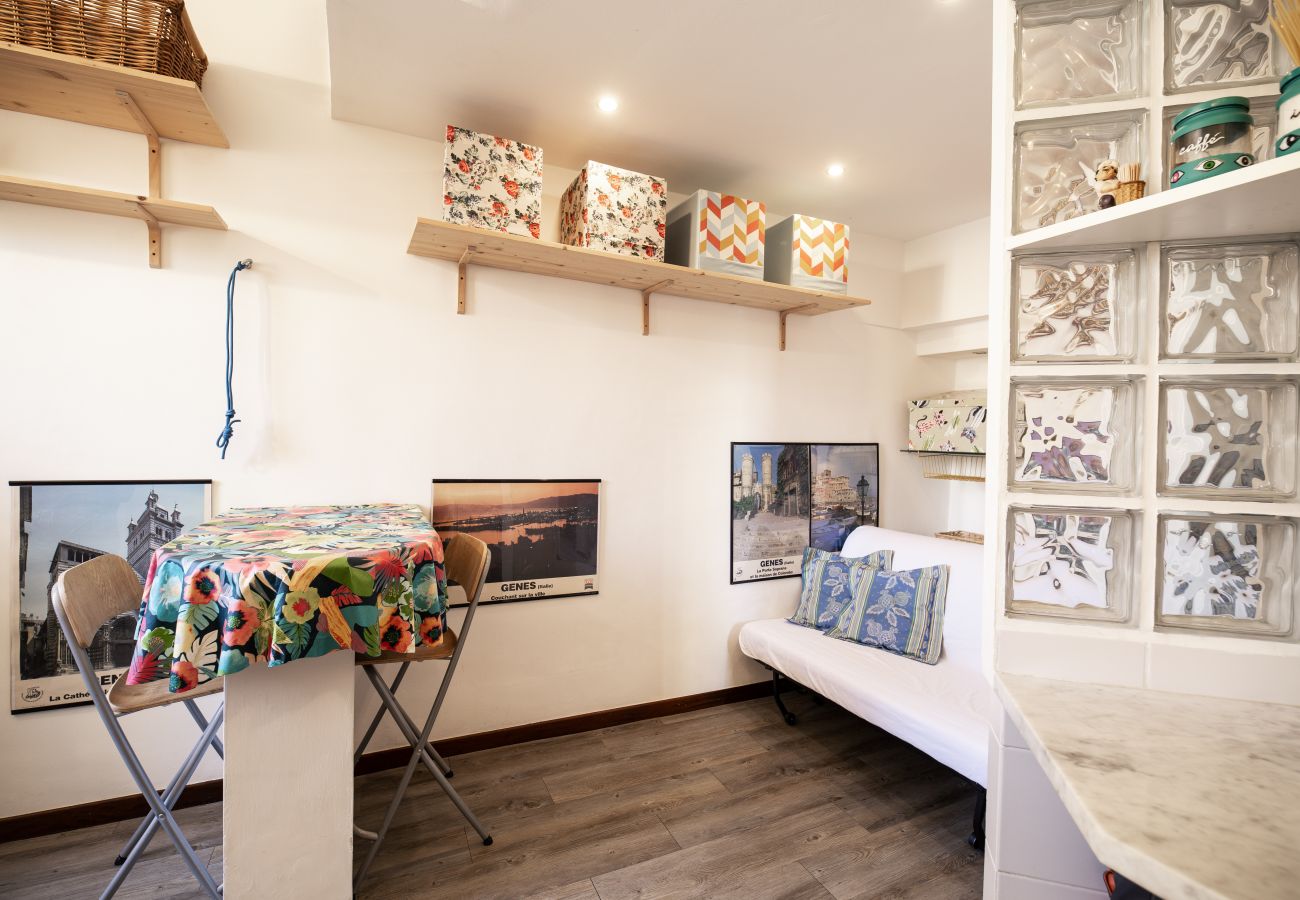 Apartment in Genoa - Brightly Window - Vico degli Angeli 13