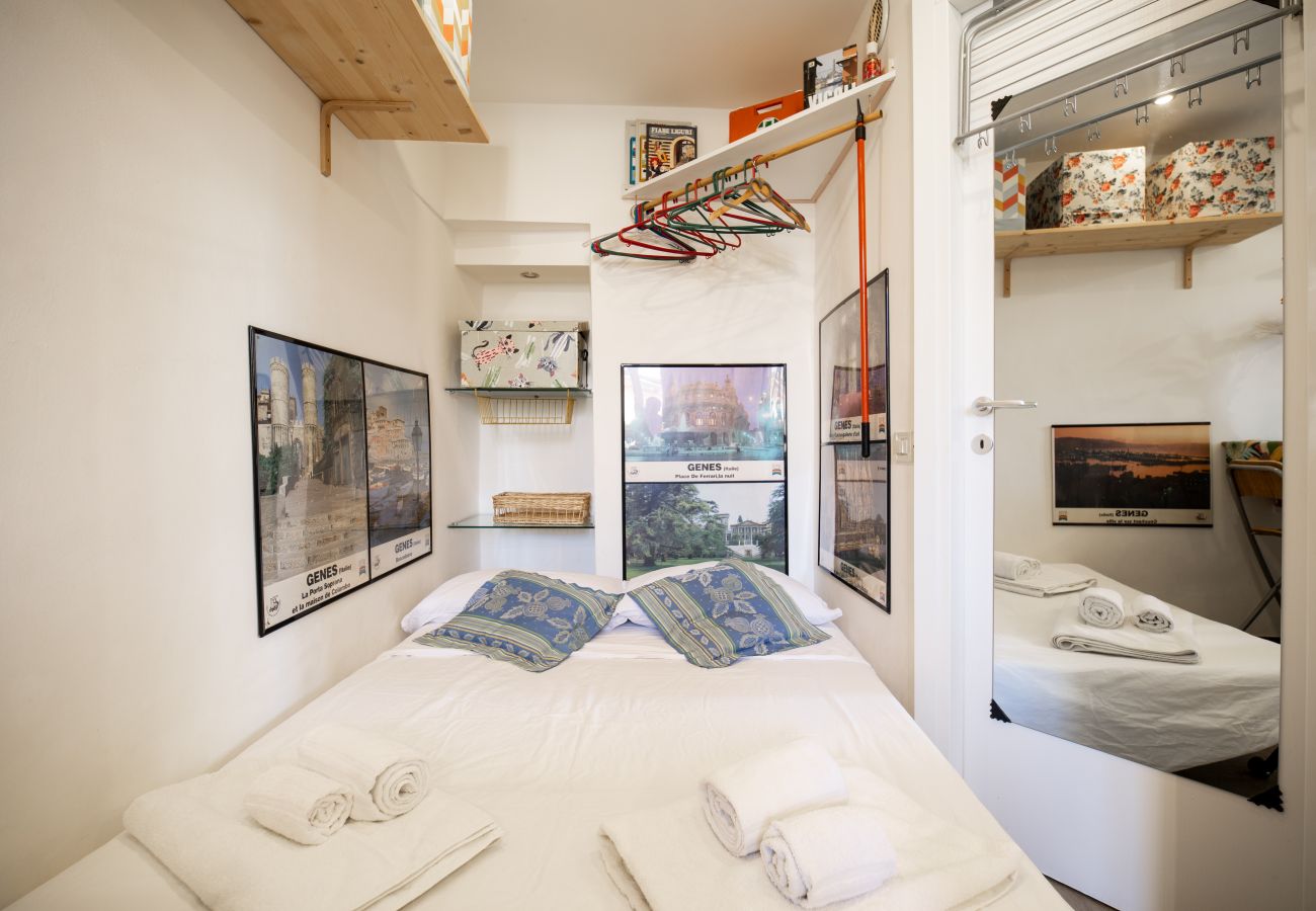 Apartment in Genoa - Brightly Window - Vico degli Angeli 13