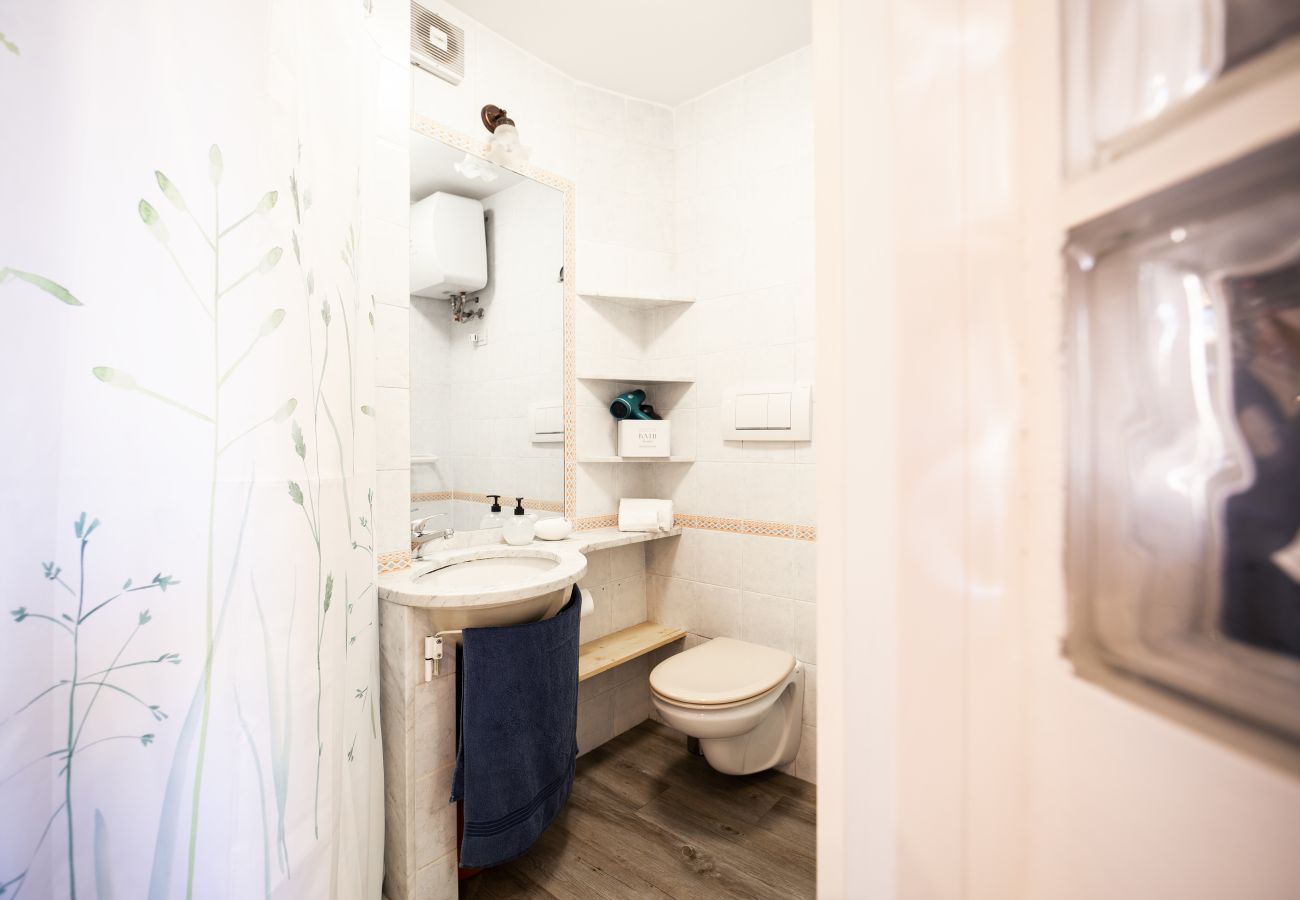 Apartment in Genoa - Brightly Window - Vico degli Angeli 13