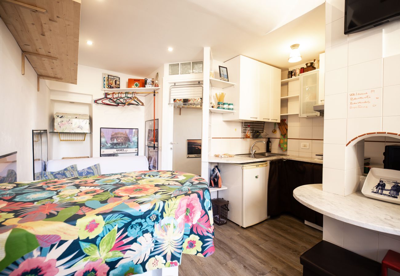 Apartment in Genoa - Brightly Window - Vico degli Angeli 13